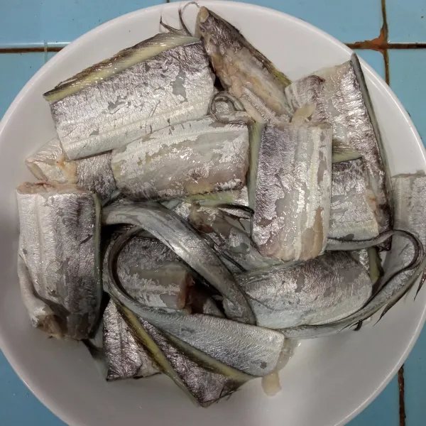 Cuci bersih ikan layur, kemudian potong-potong. Beri garam dan perasan air jeruk nipis, diamkan selama 15 menit, bilas kembali.