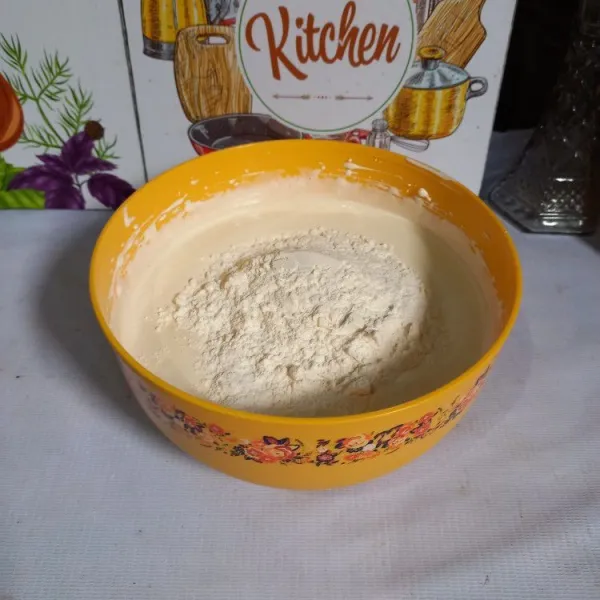 Masukkan tepung terigu, garam, dan vanili. Mixer dengan speed rendah sampai tercampur rata.