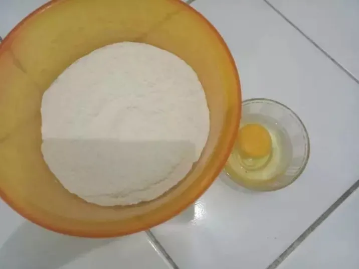 Kocok lepas telur, masukkan dalam bowl kemudian tambahkan air. Aduk rata