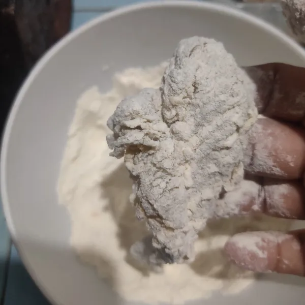 Lalu masukkan ke dalam tepung crispy, balur hingga rata sambil sedikit dicubit agar tepung berserat.