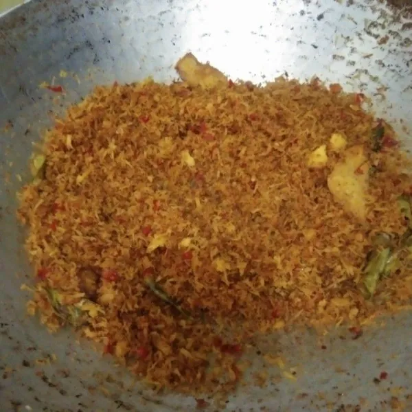 Aduk masak hingga kering, lalu dinginkan.