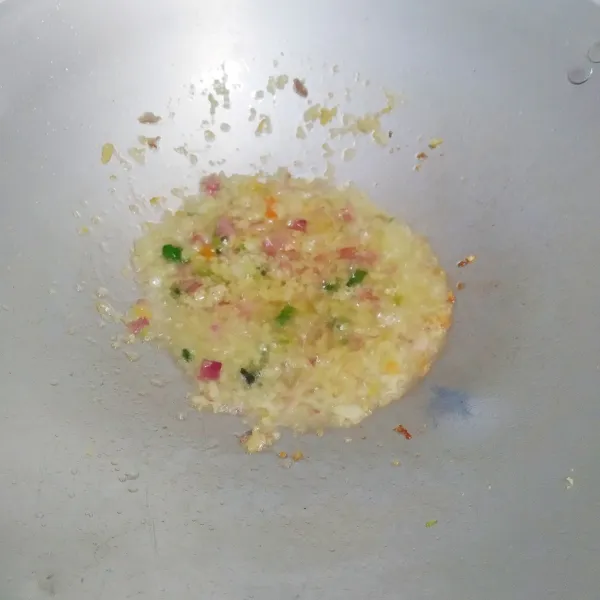 Tumis bumbu halus hingga harum.