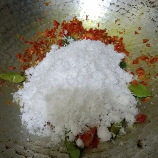 Masukkan kelapa parut, masak dengan api kecil.