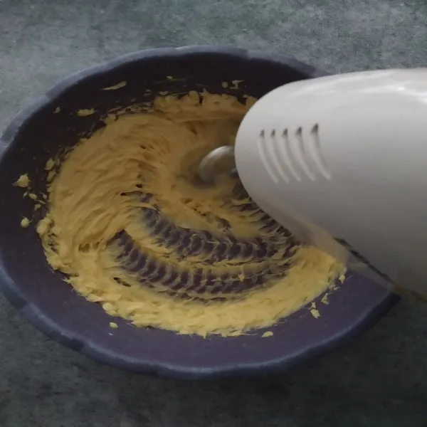 Mixer margarine dan gula halus hingga mengembang