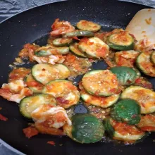 Cicipi rasanya dan bisa ditambahkan garam atau gula pasir, sesuaikan dengan selera. Kemudian angkat dan sajikan.
