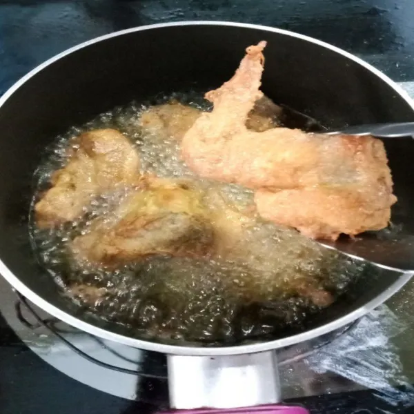 Panaskan minyak dalam wajan atau sauce pan, goreng ayam yang berbalur telur sampai kecoklatan.