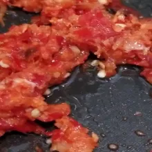 Haluskan cabai, bawang merah, dan bawang putih.