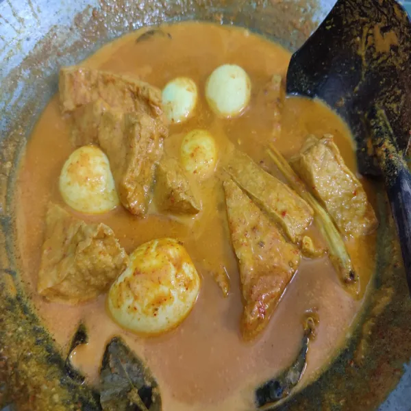 Masak hingga kuah mengental dan meresap, lalu cicipi rasanya. Kemudian matikan api dan salin ke piring saji.