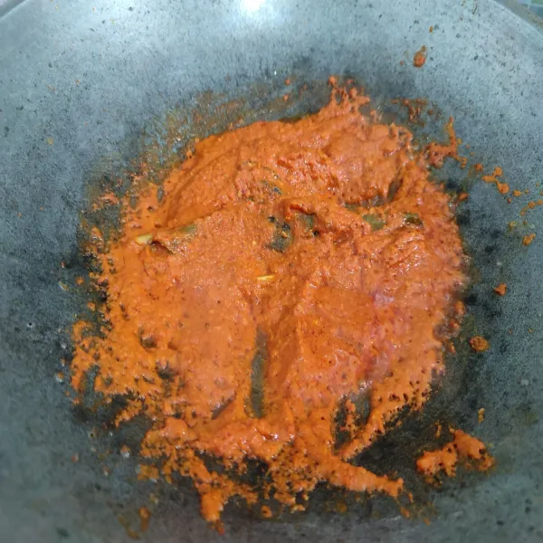 Tumis bumbu halus hingga wangi, tambahkan serai, daun salam, daun jeruk, dan lengkuas. Tumis hingga sedikit berubah warna dan bau langu hilang.