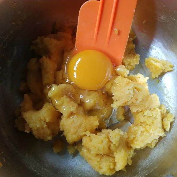 Setelah adonan dingin, masukkan telur dan aduk hingga tercampur rata.