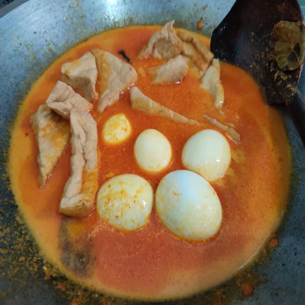 Lalu masukkan tahu dan telur, aduk rata.