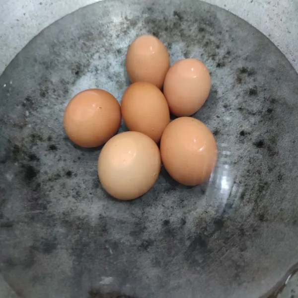 Rebus telur hingga matang, lalu sisihkan.
