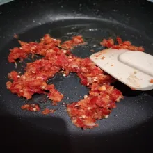 Tumis bumbu halus dengan minyak panas di teflon hingga wangi.
