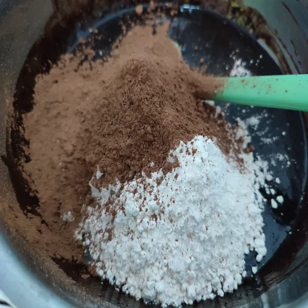 Lalu masukkan tepung mocaf serta cokelat bubuk, aduk rata dengan spatula. Adonan memang kental dan berat.