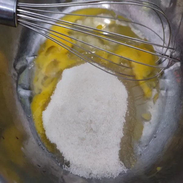 Kocok telur dan gula pasir dengan whisk, asal rata saja.
