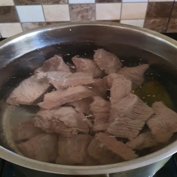 Rebus daging dengan daun salam hingga empuk. Angkat dan tiriskan, airnya jangan dibuang.