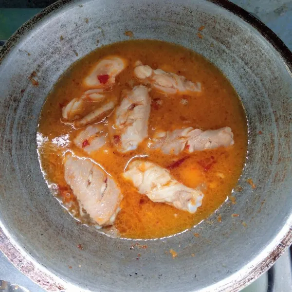 Tambahkan air, lalu aduk rata. Masak sampai mendidih dan ayam empuk.
