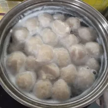 Kemudian set api ke api sedang, biarkan mendidih hingga pentol mengapung tanda sudah matang, matikan api, angkat dan tiriskan. Pentol ikan siap dinikmati, atau bisa juga disimpan menjadi pentol ikan frozen.