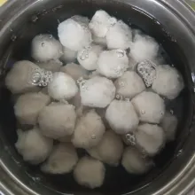 Ambil adonan yang keluar dari sela tangan menggunakan sendok, cemplungkan ke dalam panci, lakukan hingga adonan habis.