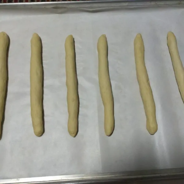 Bentuk panjang kira-kira 26-30 cm. Lalu tata di loyang yang sudah di alasi kertas baking/di olesi margarin. Tutup serbet bersih, lalu diamkan selama 1 jam.