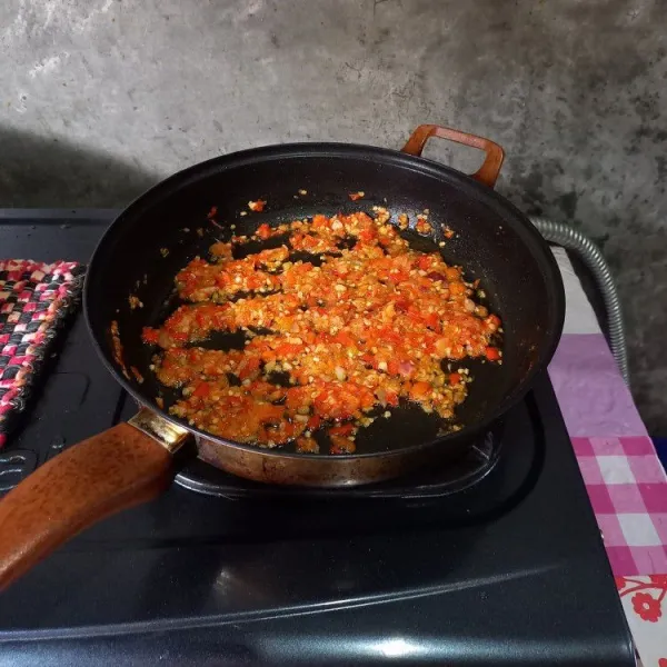 Tumis bumbu halus sampai tanak.