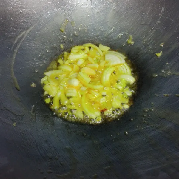 Tumis bumbu iris hingga wangi.