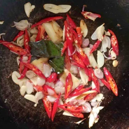 Tumis cabai, bawang merah, bawang putih, daun salam, dan lengkuas hingga harum.