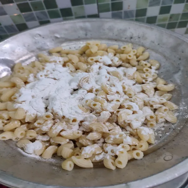 Taburi makaroni dengan tepung maizena.