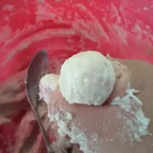 Rebus air hingga mendidih, lalu kecilkan api set ke api yang paling kecil atau hampir padam untuk menjaga agar air tidak mendidih atau suhunya turun. Lakukan tes rasa dengan mencemplungkan sedikit adonan ke dalam panci hingga mengapung lalu angkat dan cicipi. Jika rasa sudah pas, ambil adonan dan remas di tangan kanan hingga adonan keluar dari sela ibu jari dan telunjuk secara berulang-ulang hingga adonan berbentuk bulat seperti pentol atau bakso.