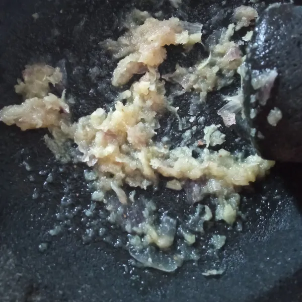 Haluskan semua bahan bumbu halus.