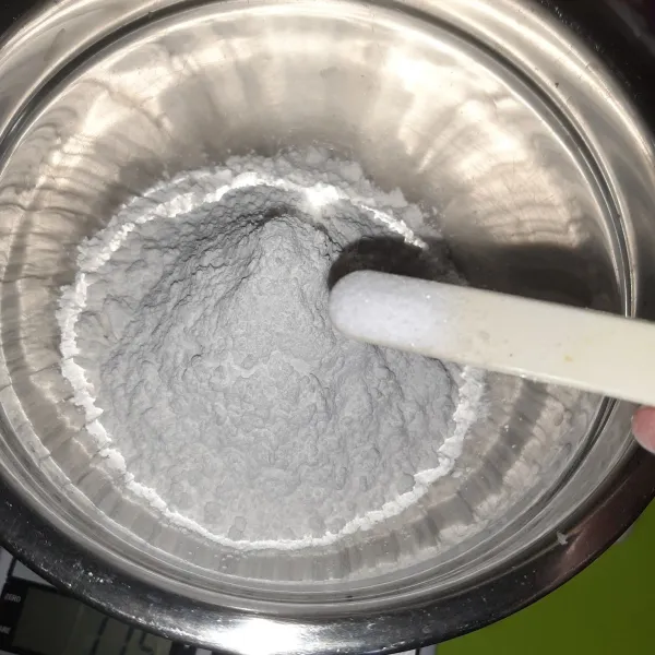 Campurkan bahan kering (tepung beras, tepung ketan, dan garam).