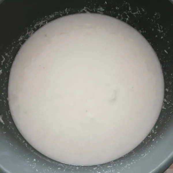 Rendam beberapa menit parutan kelapa dengan air mendidih. Setelah dingin, peras menjadi santan.