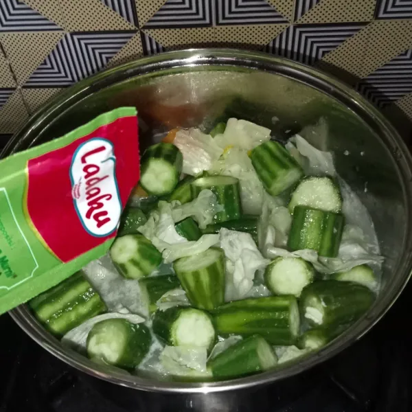 Bumbui dengan garam, lada bubuk, gula pasir, dan kaldu jamur.