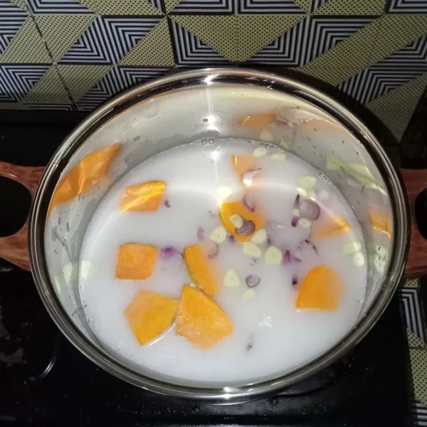 Rebus santan encer, labu kuning, bawang merah, dan bawang putih.