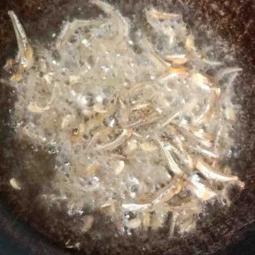 Cuci bersih ikan teri, lalu tiriskan. Panaskan sedikit minyak dan masak hingga setengah matang. Kemudian angkat dan tiriskan.