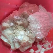 Masukkan adonan ikan ke dalam wadah, tambahkan garam, gula, merica dan tepung tapioka sedikit demi sedikit sambil diaduk dengan sendok atau tangan hingga dapat konsistensi adonan yang pas. Lakukan tes rasa dengan mencemplungkan sedikit adonan ke dalam panci berisi air mendidih.