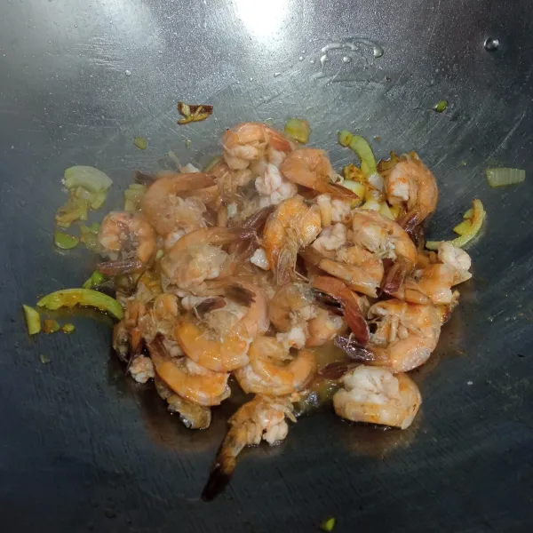 Masukkan udang dan aduk rata.