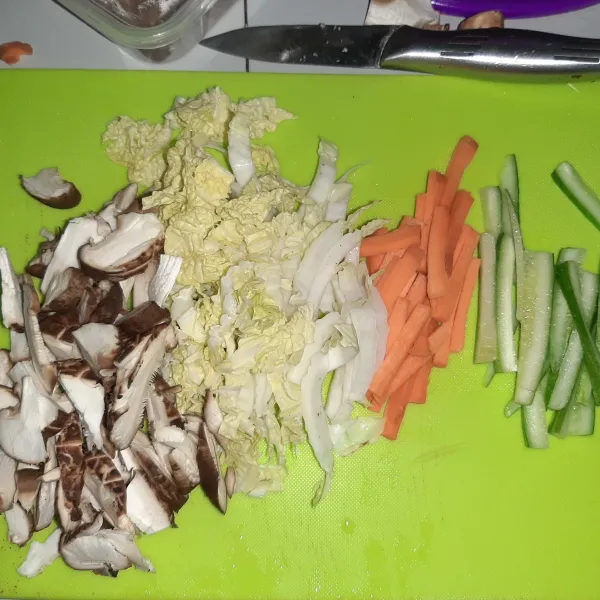 Potong tipis-tipis semua sayuran dan jamur.