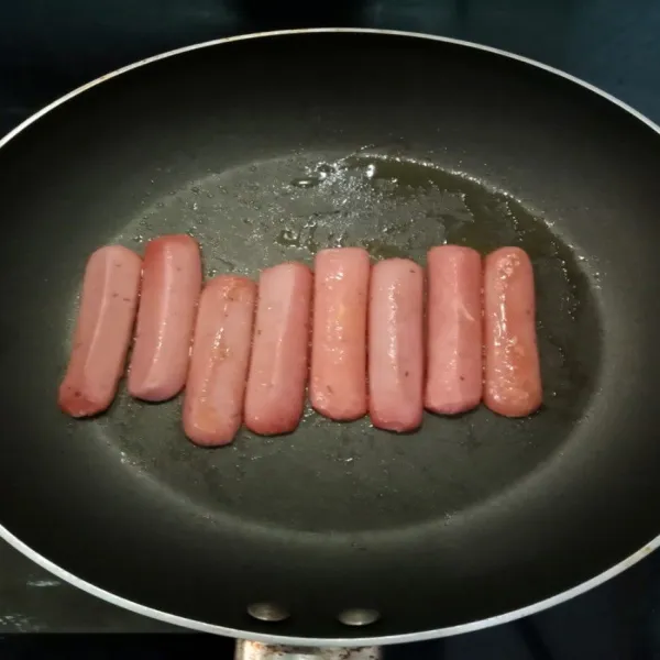 Panggang sosis.