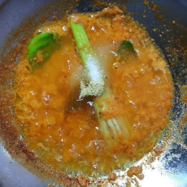 Kemudian masukkan garam, gula pasir, dan penyedap rasa, lalu aduk-aduk hingga tercampur rata.