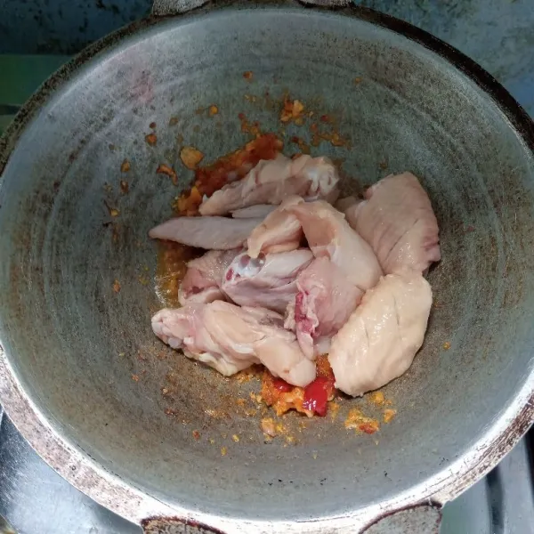 Masukkan ayam, masak sampai berubah warna.