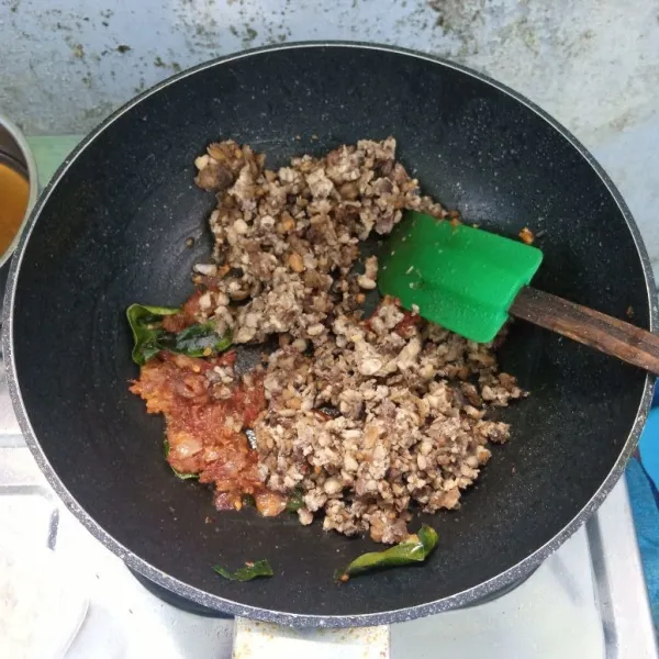 Masukkan tempe, masak sampai matang dan kering. Kemudian matikan api.