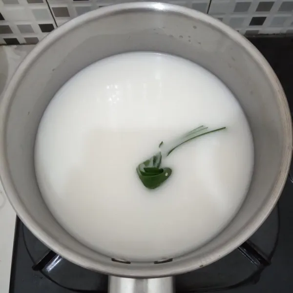 Untuk fla nya, didihkan santan 250 ml dengan 2 lembar daun pandan. Tambahkan sedikit garam dan gula, setelah mendidih, masukkan larutan maizena. Aduk rata dan tes rasa.