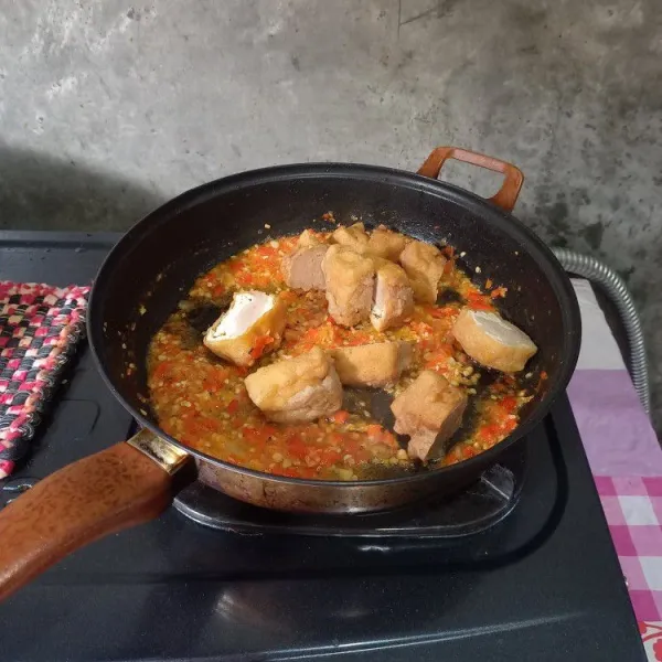 Kecilkan api kompor, masukkan tahu bakso.