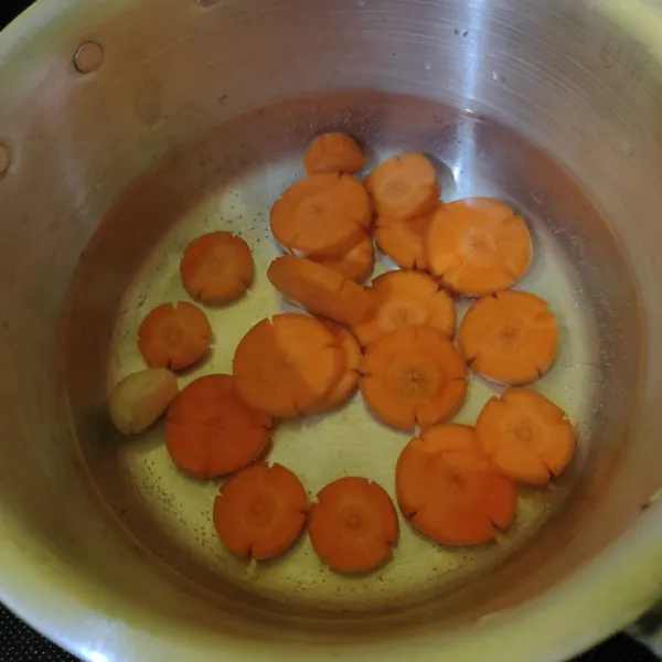 Didihkan air, lalu masukkan wortel. Masak hingga mendidih kembali.