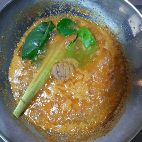 Setelah mendidih masukkan serai, daun salam, dan daun jeruk, lalu aduk-aduk hingga wangi.