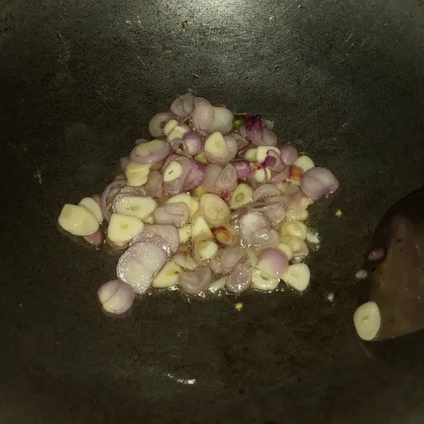 Tumis bawang merah dan bawang putih sampai wangi.
