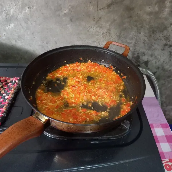 Masukkan air, garam, gula pasir, dan penyedap rasa. Aduk sampai rata dan koreksi rasa.