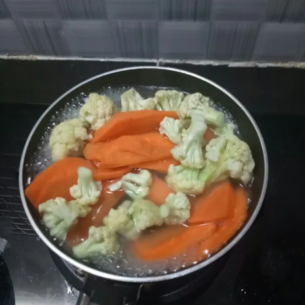 Rebus sayuran setengah matang. Tiriskan.