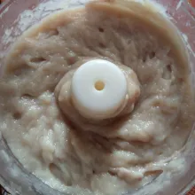 Siapkan blender atau chopper, masukkan daging ikan tenggiri, putih telur dan air. Proses hingga daging halus dan menjadi adonan.